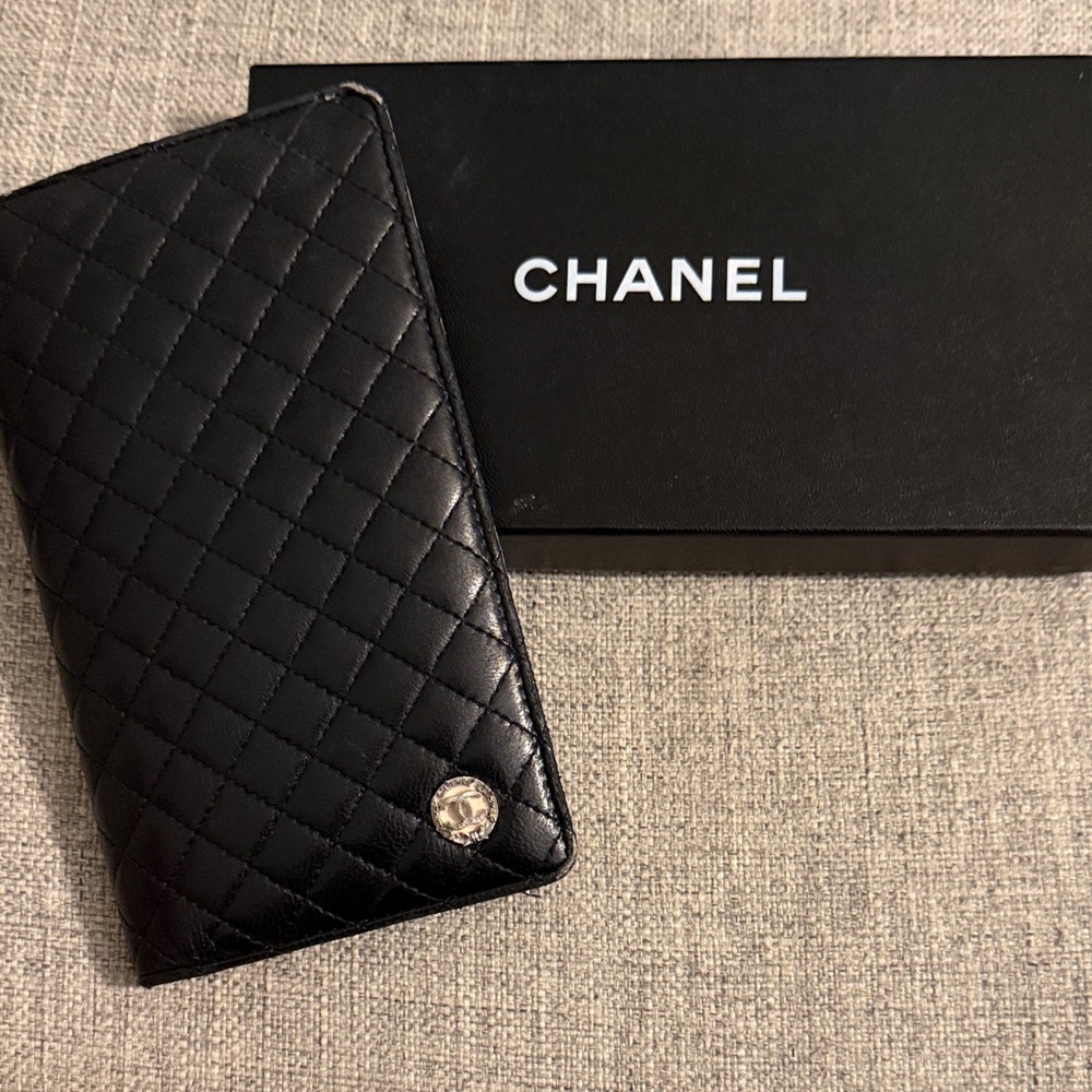CHANEL Black Mataleese CC Quilted Bifold Wallet